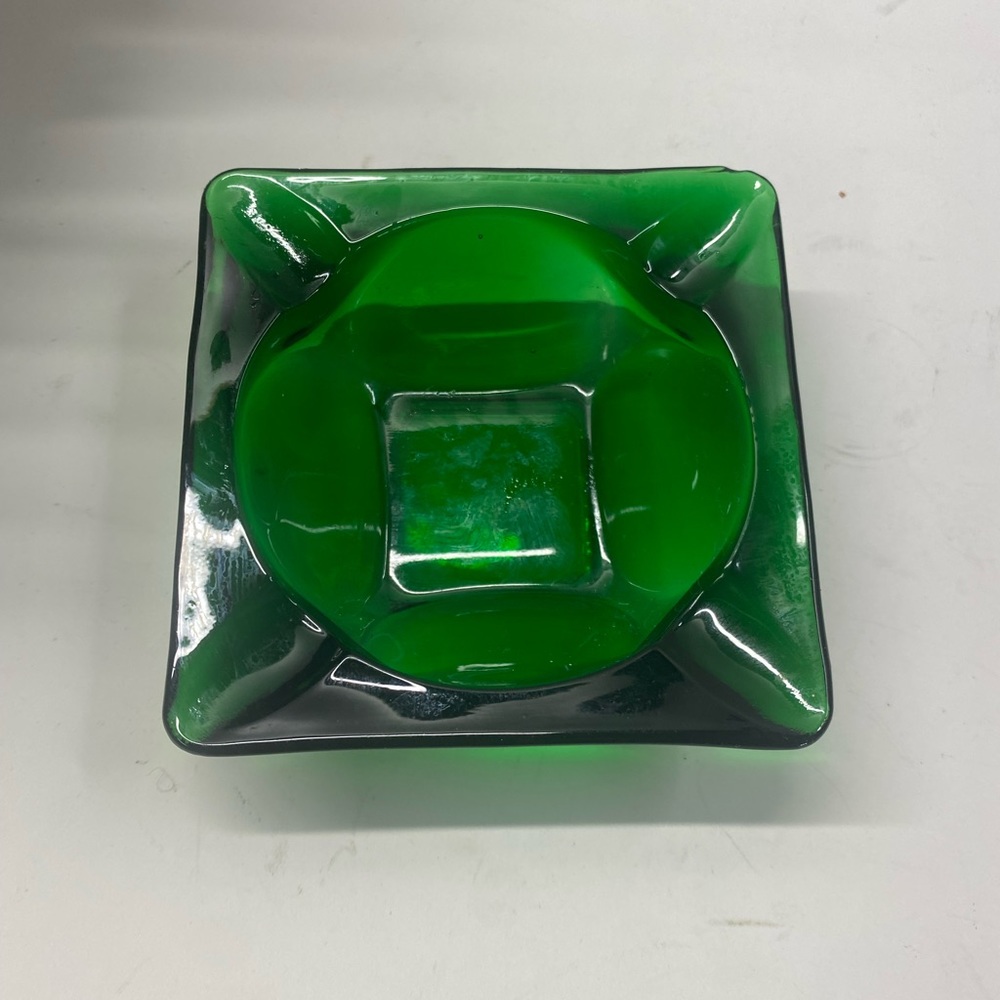 VINTAGE Deep Emerald GREEN GLASS 3 INCH SQUARE CIGAR ASHTRAY.
